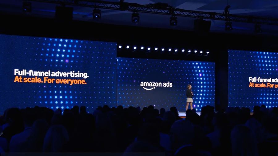 Рекламный баннер Amazon Ads с крупной надписью Full-funnel advertising